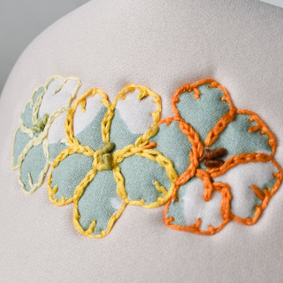 Puakenikeni Trio Hat — Blanc Hibiscus