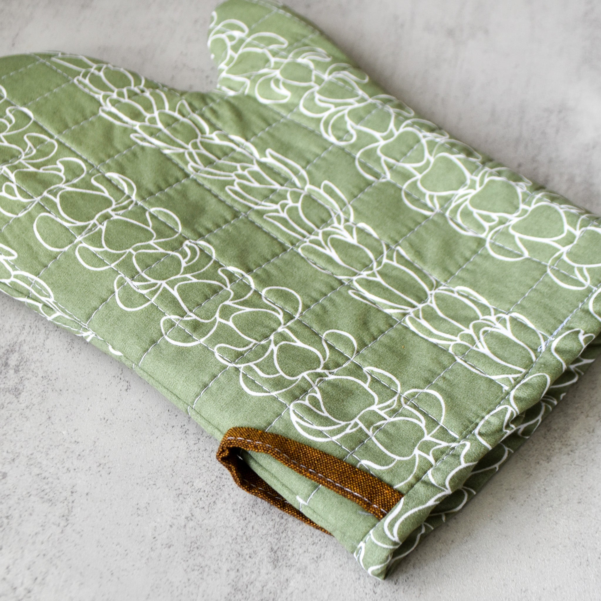 Lei Between the Lines Oven Mitt