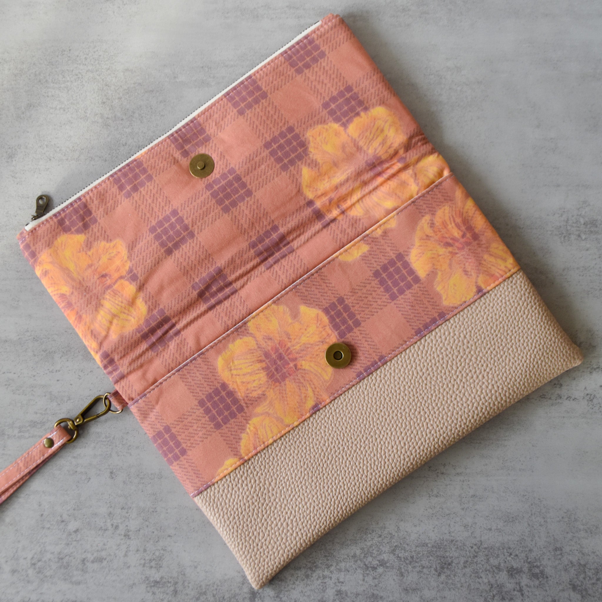 Romantic Kou Kalalau Wristlet Bag